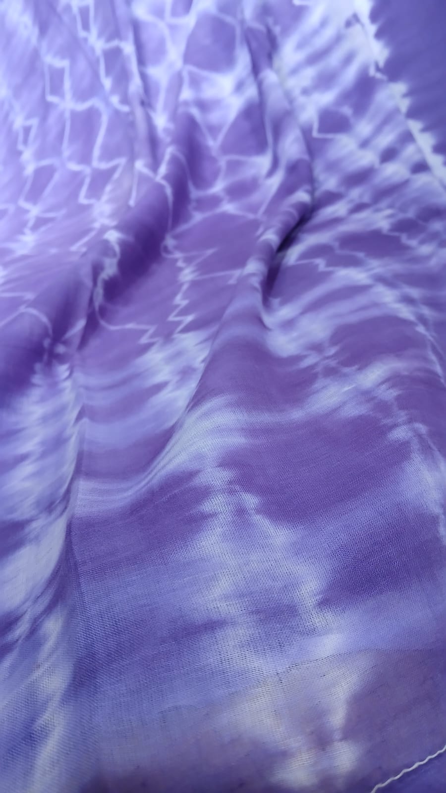 TIE AND DYE MOV AND WHITE
