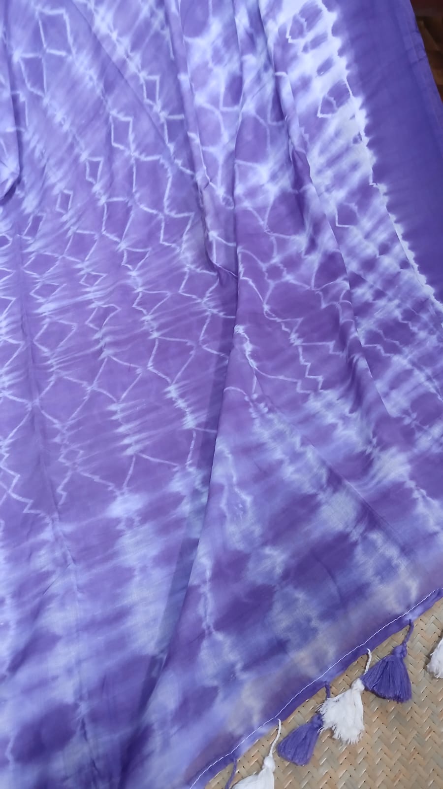TIE AND DYE MOV AND WHITE