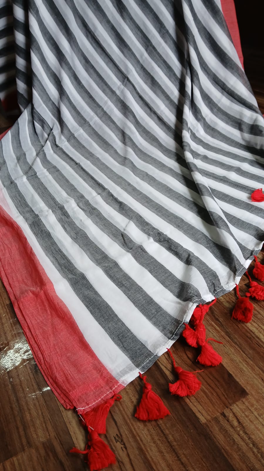 WHITE N BLACK STRIPE